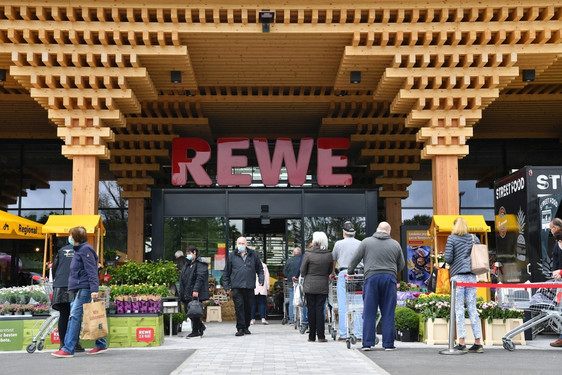 Im REWE Green Farming Markt in Wiesbaden-Erbenheim befinden sich Supermarkt, Basilikumfarm und Fischzucht unter einem Dach.