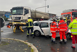 Ein Lkw und PKW krachten am Montag auf der Kreuzung Eisenbahnstraße Ecke Philippsring in Mainz-Kastel zusammen. Rettungskräfte befreiten die Eingeschlossene Fahrerin.