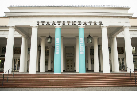 Bis Ende April erhalten Geflüchtete aus der Ukraine im Hessischen Staatstheater Wiesbaden kostenlosen Eintritt.