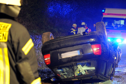 In der Nacht zum Donnerstag stieß im Wiesbadener Ortsteil Mainz-Kostheim eine 24-Jährige mit ihrem Fahrzeug gegen einen geparkten Transporter und überschlug sich.