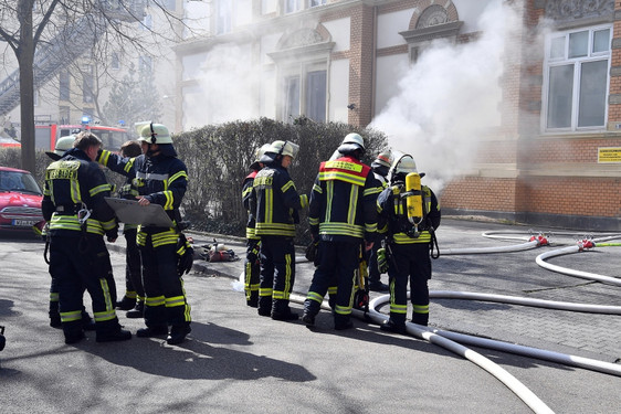Am Montagmittag bricht ein Feuer im Keller eines Mehrfamilienhaus in der Wiesbadener Uhlandstraße aus. Die Feuerwehr ist über Stunden mit den Löscharbeiten beschäftigt.