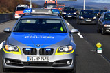 Am späteren Montagnachmittag touchierte ein Lastkraftwagen eine Betonschutzwand auf der A3 bei Wiesbaden-Medenbach und riss sich dabei den Dieseltank auf. Der Lkw verursachte anschließend eine rund 3 Kilometerlange Kraftstoffspur. Es kam zu Verkehrsbehinderungen.