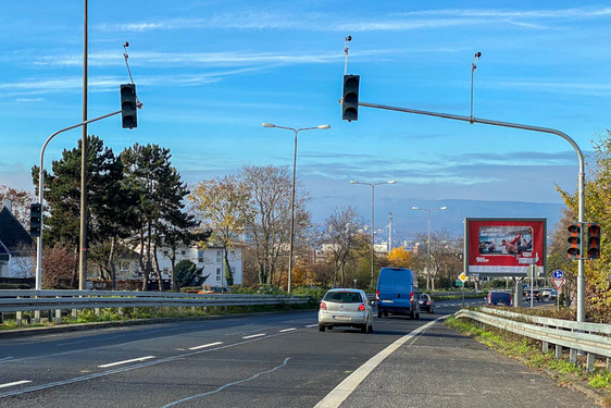 DIGI-V: Die neue Ampelanlage  auf der Berliner Straße in Wiesbaden ist in Betrieb.