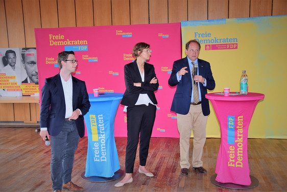 Prominente FDP Mitglieder in Nordenstadt (v.l. Lucas Schwalbach, Bettina Stark-Watzinger, Alexander Graf Lambsdorff)