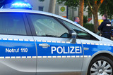Randalierer beleidigt Busfahrer und beschädigt Linienbus  in Wiesbaden-Schierstein. Die Polizei sucht Zeugen und Hinweisgeber.