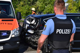 Autofahrer kam am Freitagmorgen in Wiesbaden-Dotzheim von der Straße ab und krachte in vier geparkte Pkw. Es entstand ein hoher Sachschaden.
