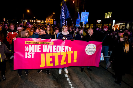 Sorge über politische Entwicklungen: „Dammbruch nicht hinnehmbar“. Aufruf zur Demo am Freitag, 31. Januar, in Wiesbaden.