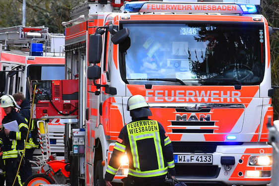 Küchenbrand in Delkenheim. Feuerwehr löscht schnell die Flammen.