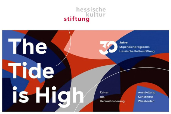 Das Kunsthaus Wiesbaden zeigt bis Sonntag, 12. Februar, die Ausstellung „The Tide is High. Reisen als Herausforderung – 30 Jahre Stipendienprogramm der Hessischen Kulturstiftung“. Ein abwechslungsreiches Rahmenprogramm mit Führungen und Talks begleitet die Ausstellung.
