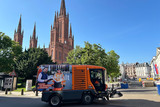 Die neuen Kehrmaschinen der Wiesbadener Entsorgungsbetriebe setzen ein Statement für Vielfalt und kommen passen dazu bei Christopher Street Day (CSD) zum Einsatz.