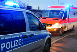 Ein Autofahrer prallte am Mittwoch in Wallau frontal gegen einen Laternenmast. Beiden Insassen wurden dabei verletzt.