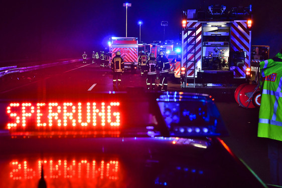 Auto schleuderte am Samstagabend auf der A643 über Leitplanke in den Gegenverkehr im Bereich der Schiersteiner Brücke. Zwei Menschen sterben. Rettungskräfte waren im Einsatz.