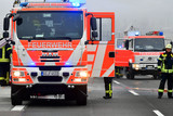 Altpapiercontainer und Zeitungsstapel in Wiesbaden-Biebrich angezündet. Feuerwehr und Anwohner löschen die Flammen.