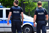 Am Mittwochnachmittag wurde ein 25-jähriger Beamter bei dem Fluchtversuch eines Mannes vor einer Polizeikontrolle in Wiesbaden leicht verletzt.
