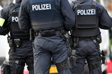 Zeuginnen nach Pfeffersprayattacke während des Fastnachtumzuges in Wiesbaden von der Polizei gesucht.
