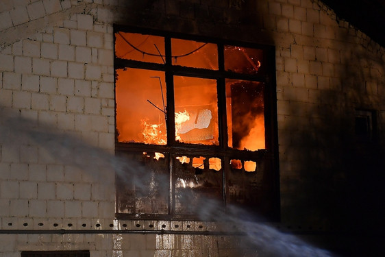 Großbrand auf der Schlagmühle bei Wallau - Schreinerei lichterloh in Flammen