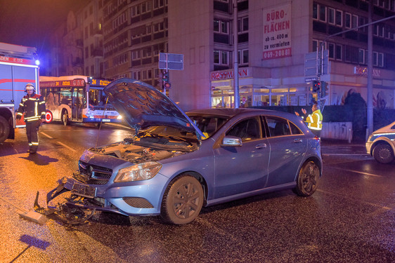 Wiesbadenaktuell Schwerer Crash Nach Vorfahrtsmissachtung In Wiesbaden Vier Personen Verletzt