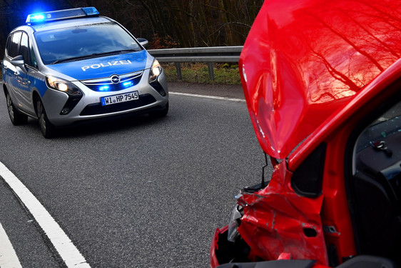 Am Mittwochabend ist aus Wiesbaden-Heßloch kommend in Fahrtrichtung Kloppenheim ein Autofahrer leicht verletzt worden, ach dem er von der Straße abgekommen war. Der Fahrer flüchtete alkoholisiert und ohne Führerschein.