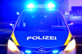 Ein Mann bedrohte und beleidigte in der Nacht zum Mittwoch eine Frau in einer Spielothek in Wiesbaden.