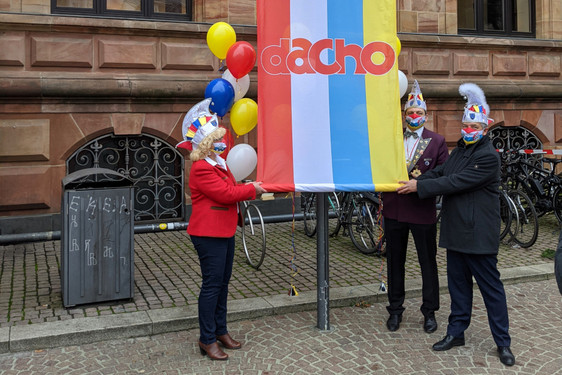 Ein ungewöhnlicher 11.11. zum Auftakt der fünften Jahreszeit auf dem Schlossplatz in Wiesbaden. Fahnenhissung mit Maske und Abstand.