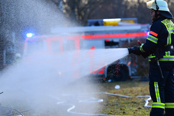 Am Sonntagmorgen hat ein Täter die Tür zu einem Hofzugang in Wiesbaden angezündet. Die Feuerwehr löschte die Flammen.