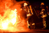 Zwei Männer zündeten am Samstagabend eine Mülltonnen in Wiesbaden an. Ein Zeugen verhinderte schlimmeres. Die Flammen wurde von der Feuerwehr gelöscht.