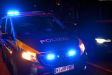 Am sehr späten Donnerstagabend war ein alkoholisierter Fahrzeugführer zunächst einem Lkw in Wiesbaden aufgefahren. Direkt danach flüchtete er von der Unfallstelle. Eine Streife des 2. Polizeireviers in Wiesbaden stoppt den Wagen.