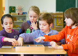 Lernende Kinder in einer Montessori Schule