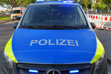 Zwei Fußgänger sind bei einem Unfall mit Pkw am Montag im Wiesbadener Stadtteil Mainz-Kastel verletzt worden. Rettungskräfte versorgen die Opfer.