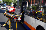 Am Montagnachmittag kollidierte ein Auto mit einem Linienbus in Wiesbaden. Neun Personen wurde dabei verletzt. Rettungskräfte versorgen die Betroffenen.