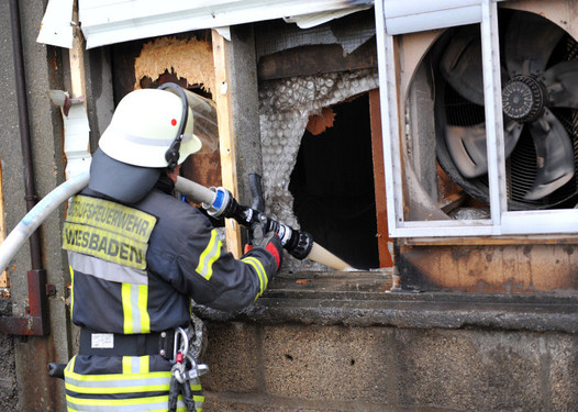 Die Feuerwehr Wiesbaden löscht die brennende Lagerhalle in Erbenheim