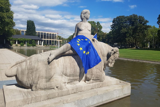 Europa auf dem Stier mit Flagge im Park