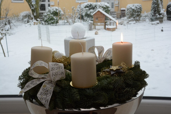Advent, Advent ein Lichtlein brennt... und in Hintergrund rieselt der Schnee.