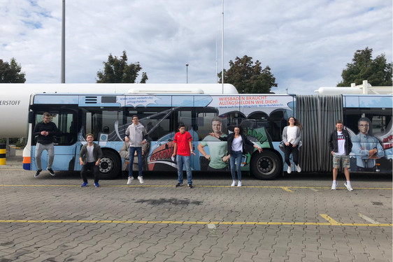 Sieben junge Menschen haben bei ESWE Verkehr ihre Ausbildung begonnen.