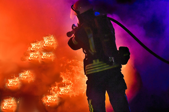 Ein Gruppe hat in der Neujahrsnacht in Mainz-Kastel eine Großraummülltonnen auf Straße geschoben und angezündet. Die Feuerwehr musste die Flammen löschen.