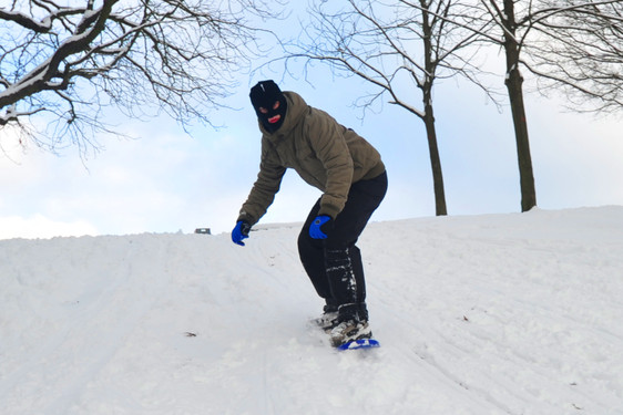 Ausflug am Sonntag in den Taunus führte zu vollen Straßen und total überlasteten Parkplätzen. Die Ausflugstouristen wollten im Schnee wandern und Schlittenfahren.