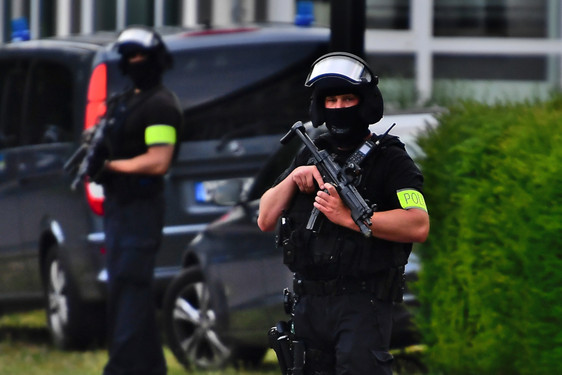21-Jähriger in Wiesbaden-Biebrich nach diversen rechtsorientierten Straftaten festgenommen. Die Polizei fand bei der Wohnungsdurchsuchung  Waffen und NS-Devotionalien.