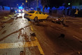 Ein Taxi ist in der Nacht zum Montag auf der Wiesbadener Straße in Mainz-Kastel mit einer Baustellen-Ampel sowie Absperr-Schildern kollidiert.