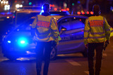 Ein junger Mann hat mehrere Polizeibeamte in der Nacht zum Sonntag in der Innenstadt von Wiesbaden bedroht und beleidigt.