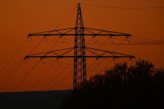 Hochspannungsmast in der Abenddämmerung