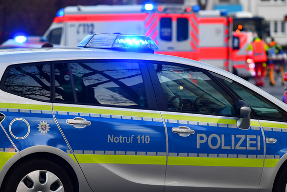 E-Scooter-Fahrer wurde am Dienst von einem Auto in Wiesbaden erfasst und verletzt. Rettungskräfte versorgen den Mann.
