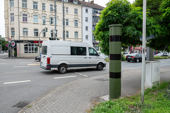 Die neue Geschwindigkeitsmessanlage in  der Schiersteiner Straße in Wiesbaden-Biebrich haben unbekannte Täter zwischen Dienstag und Mittwoch eine mit grüner Farbe besprüht.