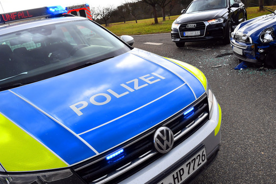 Lkw biegt ab und versuchte einen Unfall mit zwei Autos in Wiesbaden. Der Verursacher flüchtet und wird nun von der Polizei gesucht.