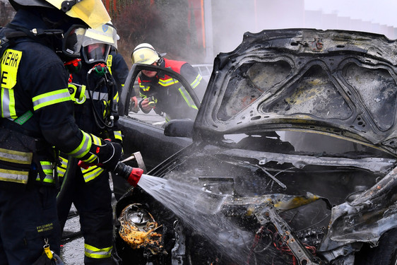 Am Freitagnachmittag geriet ein Porsche Boxter während der Fahrt in Wiesbaden in Brand. Die Feuerwehr löschte die Flammen.