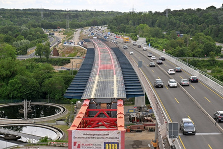 Salzbachtalbrücke: In Wiesbaden hat sich die Lücke über dem Salzbachtal wieder geschlossen: Das letzte Teilstück der neuen Nordrücke auf der A66 wurde am Dienstag erfolgreich verschoben.