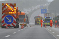 Aufräumen nach schwerem Lkw-Unfall in der Nacht zum Donnerstag auf der A3 bei Wiesbaden-Auringen. Zahlreiche Firmen und Kräfte waren mit den Bergungs- und Reinugungsarbeiten über Stunden beschäftigt.