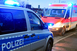 Auto stieß am Mittwochabend in Wiesbaden mit einer Pedelec-Fahrerin zusammen. Die Bikerin wurde dabei schwer verletzt. Rettungskräfte versorgten die Frau.