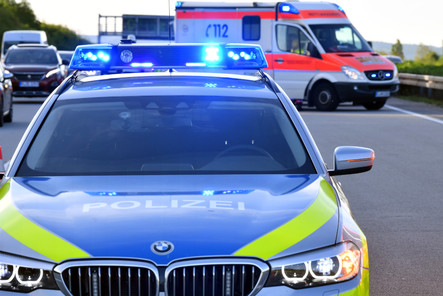 Ein Motorradfahrer raste am Freitagnachmittag auf der A66 bei Wiesbaden-Nordenstadt nahezu ungebremst in ein Pkw. Der 31-Jährige wurde dabei schwer verletzt.