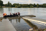 Aufwendige Rettungsaktion auf dem Rhein bei Wiesbaden-Biebrich. Frau aus dem Wasser geholt.