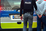 Ermittlungserfolg nach Trickdiebstahl in Straßenbahn. Die Polizei nimmt in Wiesbaden drei Tatverdächtige fest. Eine 41-Jährige die mit internationalem Haftbefehl gesucht wurde.